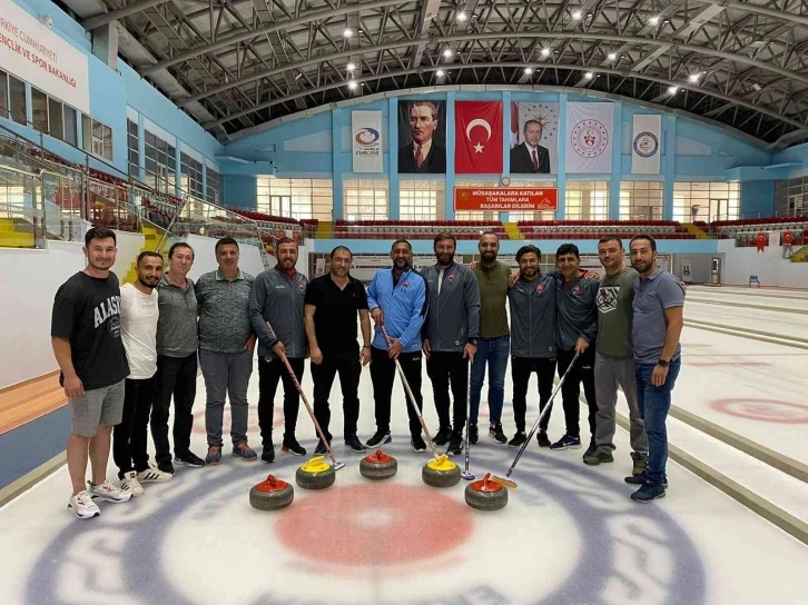 24Erzincanspor Teknik Direktörü Karan, yardımcılarıyla birlikte curling oynadı
