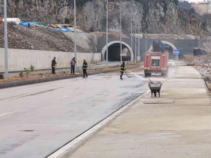 Açılışı yapılacak sahil yolunda temizlik çalışmaları sürüyor
