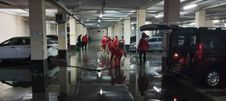 AKUT Eskişehir ekibi su basan otoparkta gece boyu çalıştı