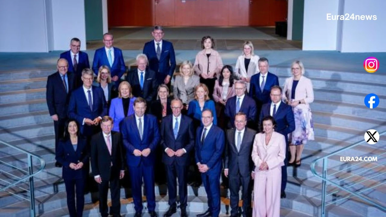 Almanya&rsquo;da Bakan ve Başbakana Zam Tartışması: H&uuml;k&uuml;met Geri Adım Attı