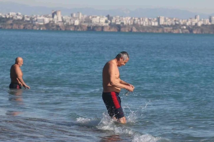 Antalya’da Ocak ayı ortasında deniz keyfi
