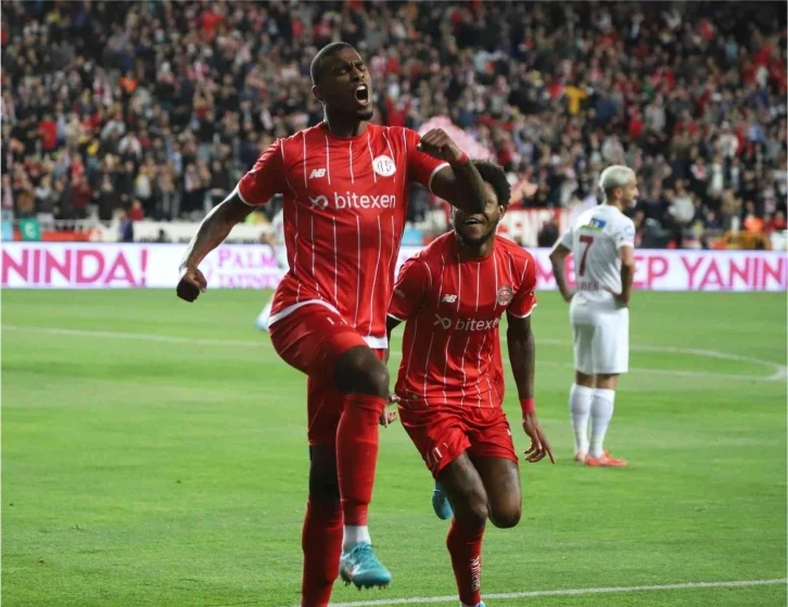 Antalyaspor’da Haji Wright, performansıyla göz dolduruyor
