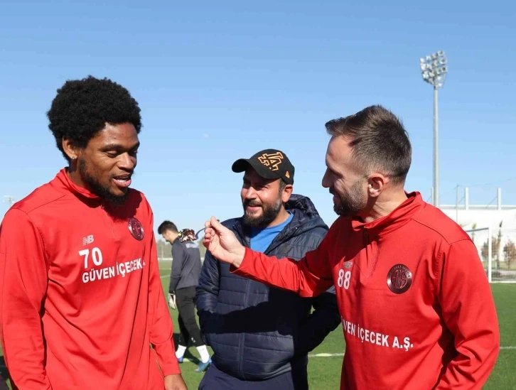 Antalyaspor’da yıldız futbolcu Luiz Adriano’ya doğum günü kutlaması
