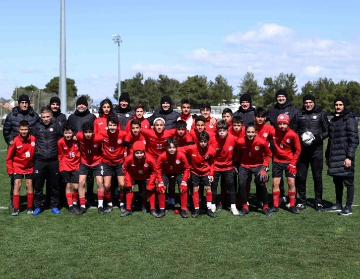 Antalyaspor U13 takımı Dubai yolcusu
