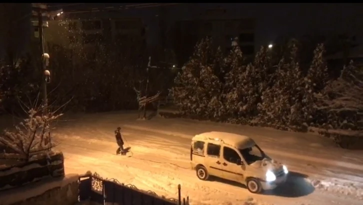 Araca bağladığı iple karda kaydı