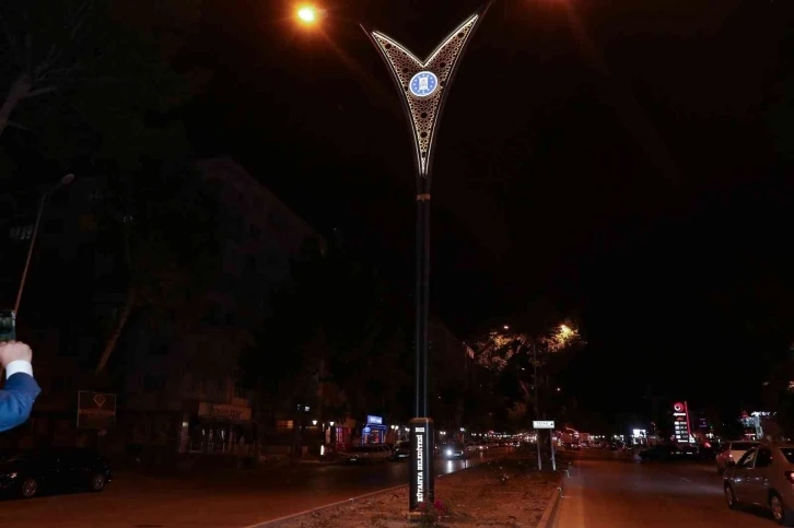 Atatürk Bulvarı’nda ışıklandırma montaj çalışmaları başladı