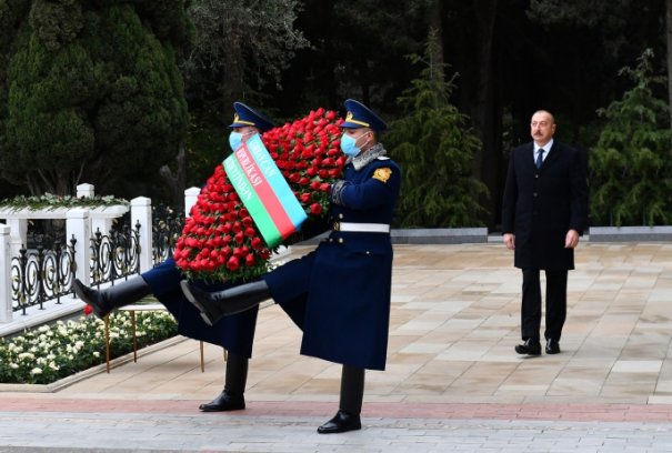 Azerbaycan’ın ulusal lideri Haydar Aliyev vefatının 18. yılında Bakü’de anıldı