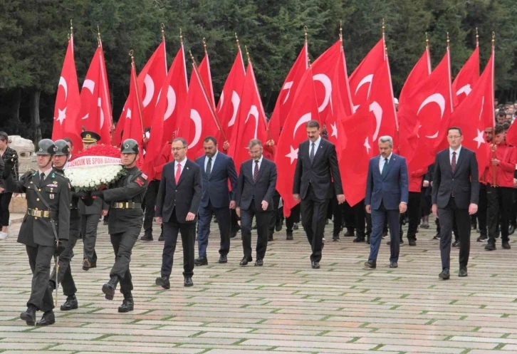 Bakan Kasapoğlu’ndan Anıtkabir’e 19 Mayıs ziyareti
