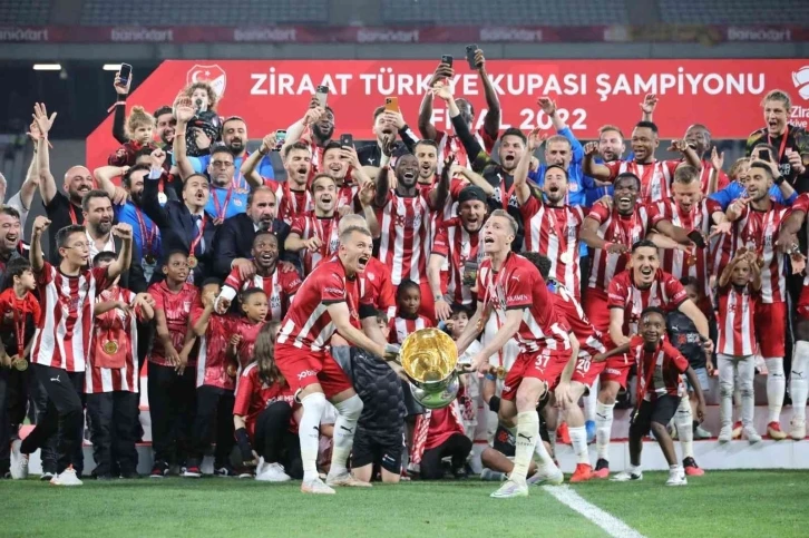 Bakan Kasapoğlu’ndan Sivasspor için tebrik mesajı

