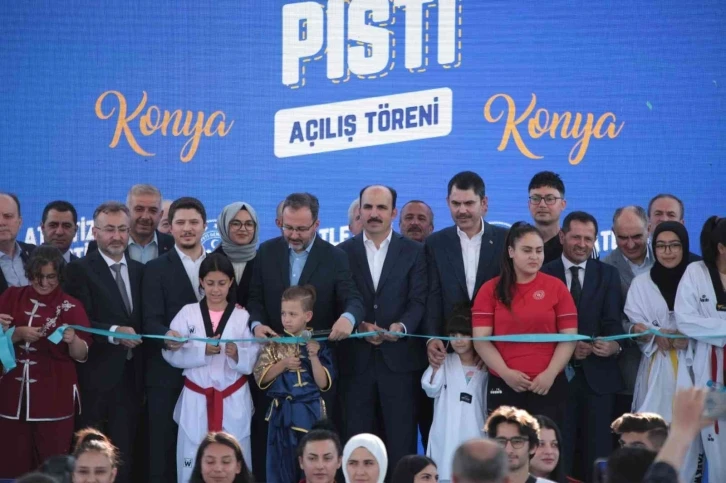 Bakan Kasapoğlu ve Bakan Kurum Atletizm Pisti’nin açılışını gerçekleştirildi

