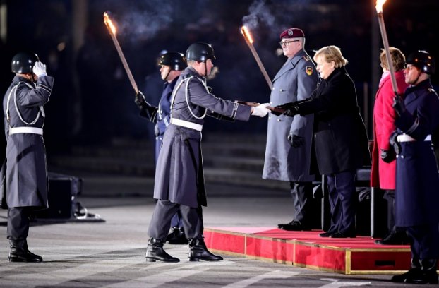 Başbakanlığı devredecek olan Merkel'e Alman ordusundan veda töreni