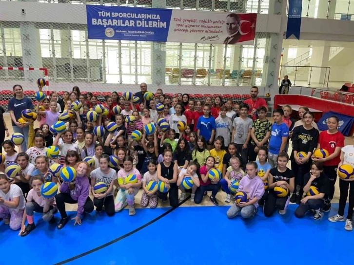 Başkan Bakkalcıoğlu voleybol alt yapı çalışmalarını ziyaret etti
