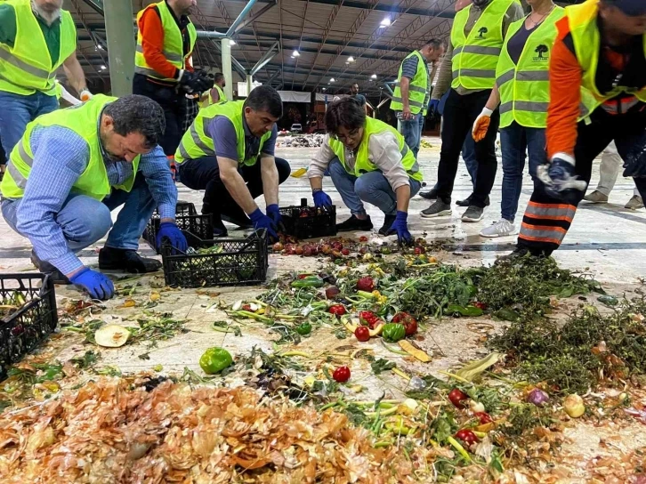 Başkan Fadıloğlu, sebze ve meyve atıklarını ayrıştırdı
