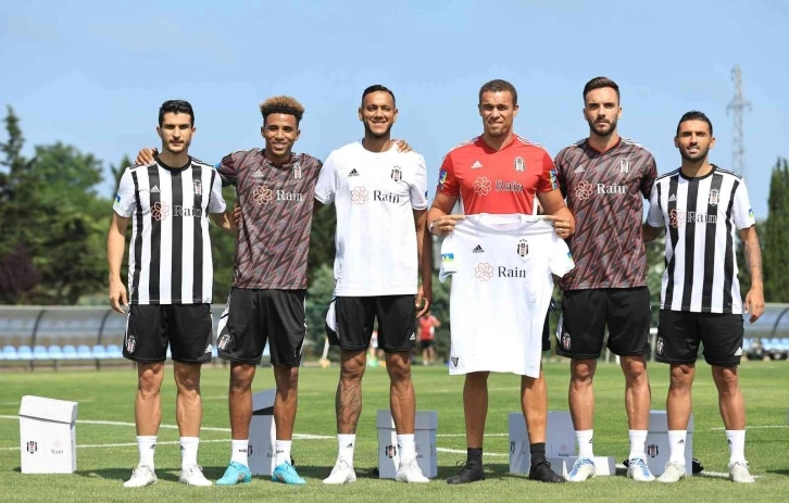 Beşiktaş’ın yeni sezon formaları tanıtıldı
