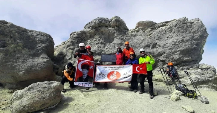 Bursalı dağcılar İran’ın en yüksek dağında Türk Bayrağı dalgalandırdı
