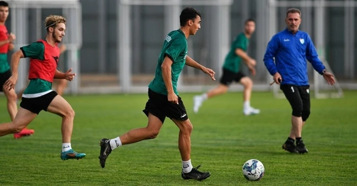 Bursaspor’un genç futbolcusu Kadir Fidan’ın bileğinde kırık tespit edildi