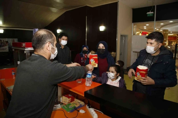 Çocuklara karne hediyesi Döşemealtı Belediyesi’nden
