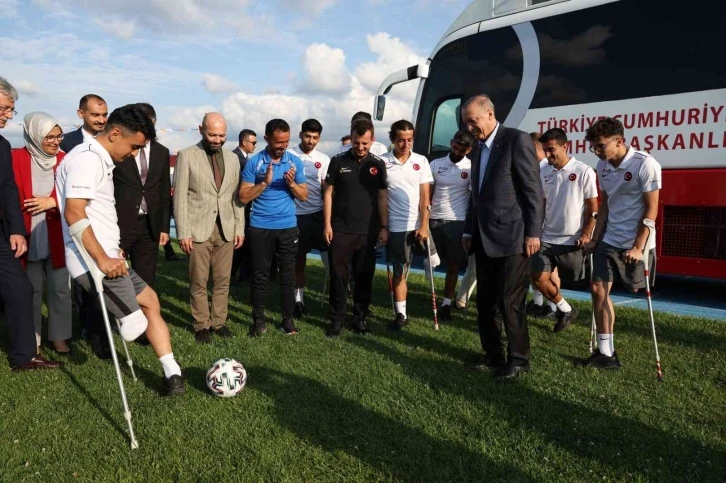 Cumhurbaşkanı Recep Tayyip Erdoğan, Ampute Futbol Takımı’nı ziyaret etti