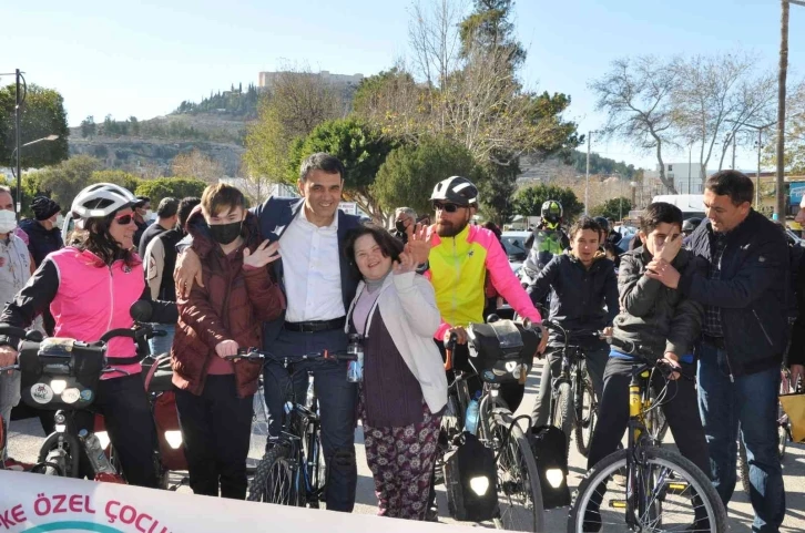 Down sendromlu ve otizmli çocuklar için 8 bin 500 kilometre pedal çevirdiler
