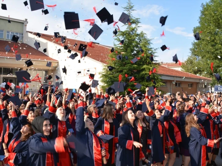 Gazi Meslek’te coşkulu 65’nci yıl mezuniyet töreni
