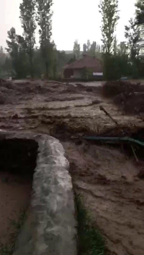 Gemerek’te sel suyu köprüyü yuttu
