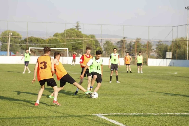 Gençlerin futbol şöleni başladı
