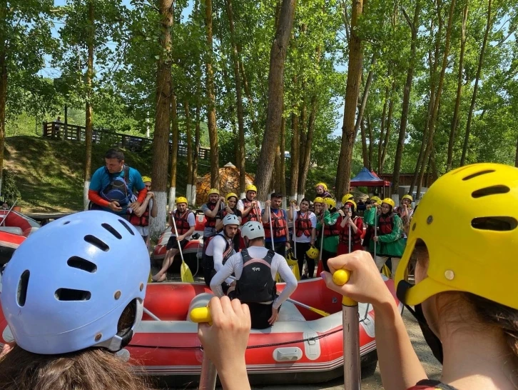 Gönüllü gençler rafting yaptı
