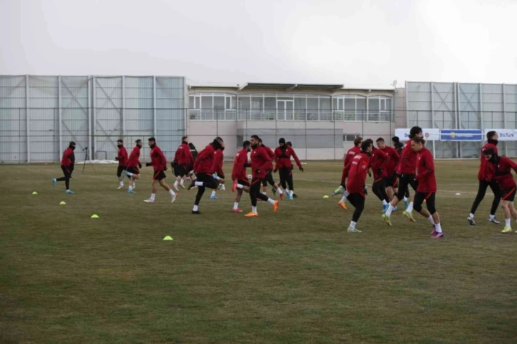 Hakan Çalhanoğlu: "Üçlü savunma sisteminden çok memnunum"
