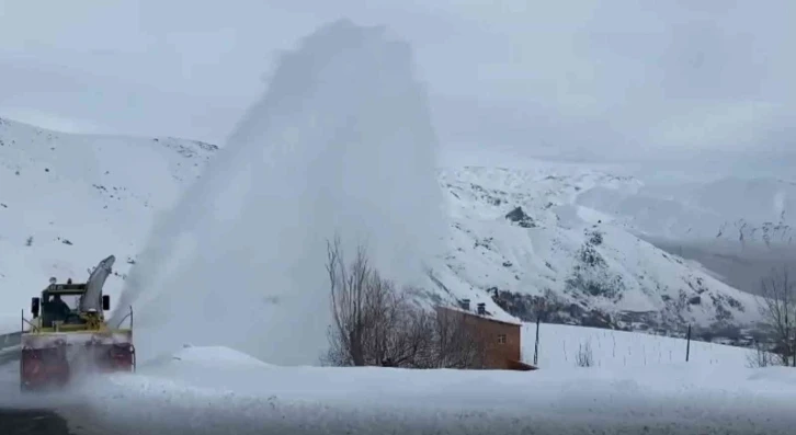 Hakkari’de 30 yerleşim yerinin yolu ulaşıma kapadı
