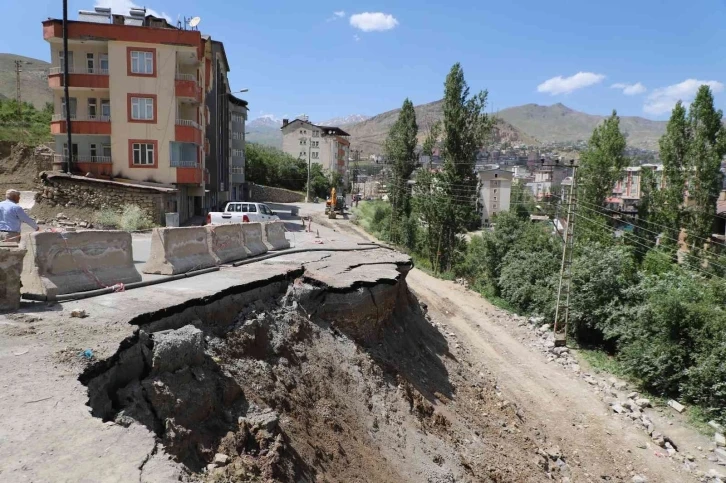 Hakkari’de sanayi yolunda istinat duvarı çalışması
