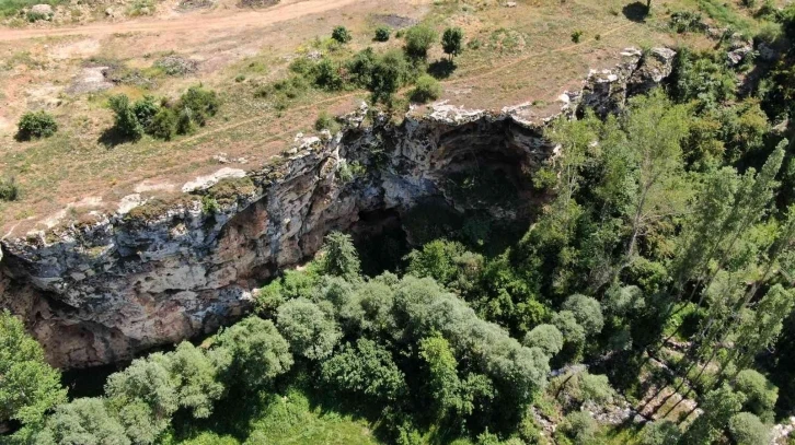 İçi su dolu gizemli mağara keşfedilmeyi bekliyor
