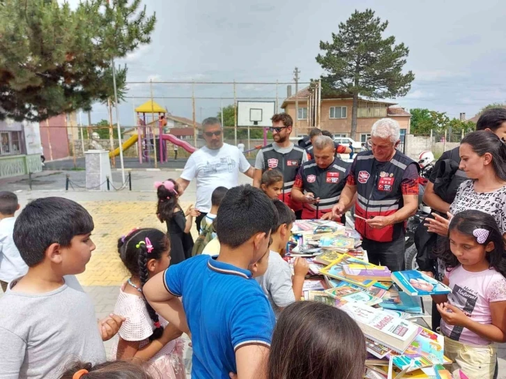 İlkokul öğrencilerine bin 222 adet kitap ve kırtasiye malzemesi dağıtıldı
