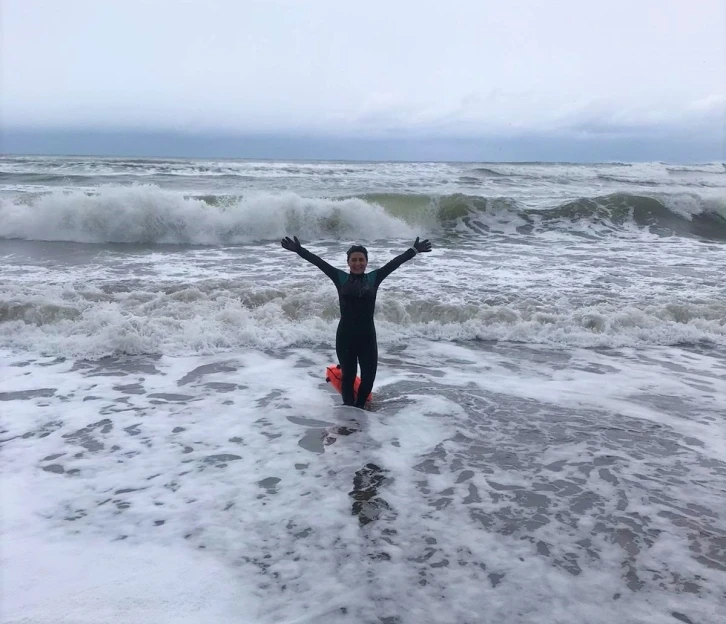 İngiltere’de yaşayan sağlıkçı, sağlık için Karadeniz’de kış ortasında denize girdi
