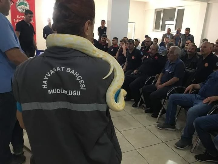 İtfaiye erlerine yılanlı eğitim