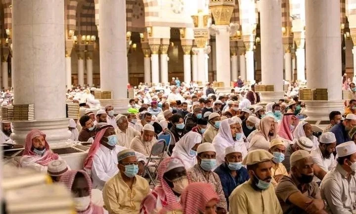 Kabe’de sosyal mesafesiz ilk Cuma namazı kılındı