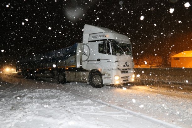 Kar ve tipi ulaşımda aksamalara neden oldu