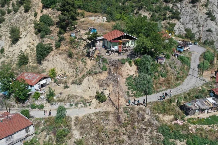 Karabük’te toprak kayması nedeniyle 5 ev tedbir amaçlı boşaltıldı
