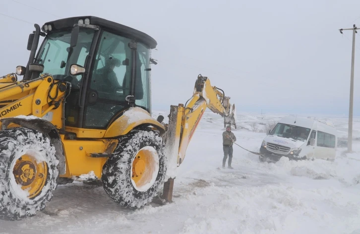 Karda mahsur kalan öğrenci servisi kurtarıldı
