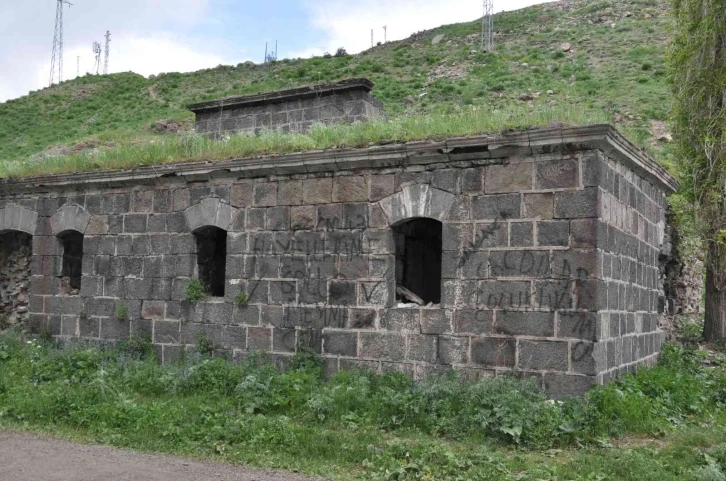 Kars Dereiçi’nde bulunan tarihi hamam yıkılıyor
