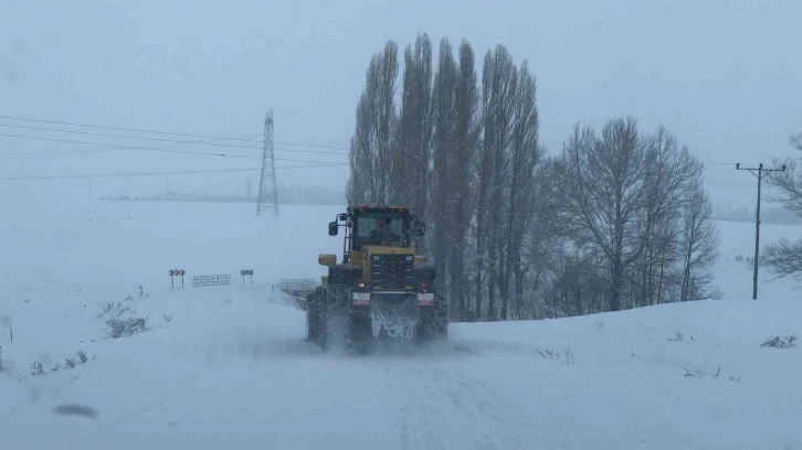 Kars’ta kar ve tipiden 65 köy yolu ulaşıma kapandı
