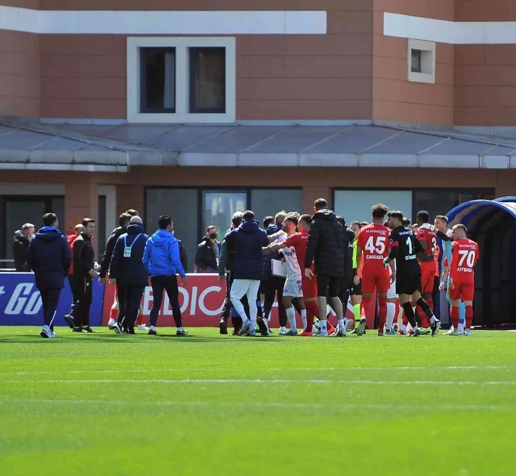 Kasımpaşa-Gaziantep FK maçının devre arasında tartışma çıktı
