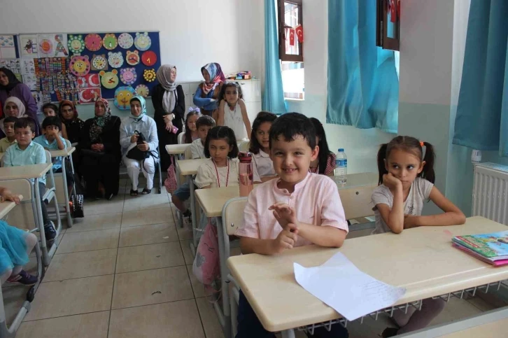 Kaymakam Ünal ve Başkan Şahin öğrencilerin karne heyecanına ortak oldular
