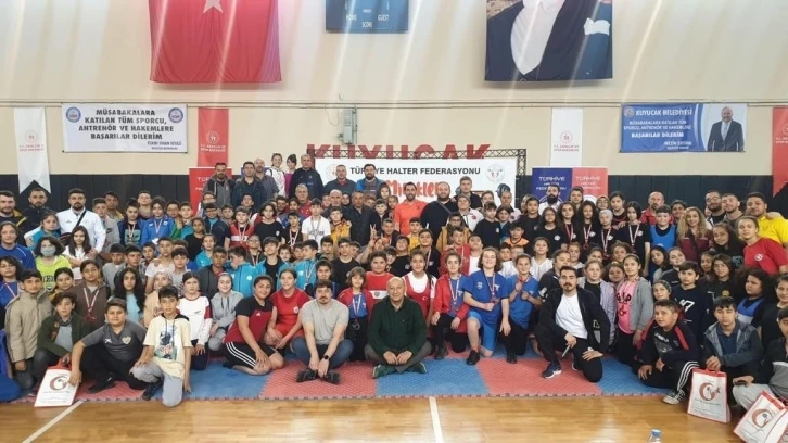 Kır Çiçekleri halter şampiyonasında önemli dereceler elde etti