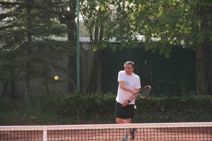 Kırgız Büyükelçi’den genç sporculara taş çıkartan tenis performansı
