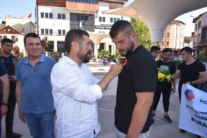 Kırkpınar’da kürsü yapan Sındırgılı pehlivana davul zurnalı karşılama
