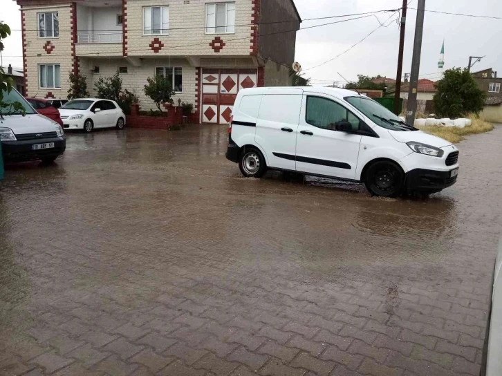 Kısa süreli yağış, mahalleyi göle döndürdü