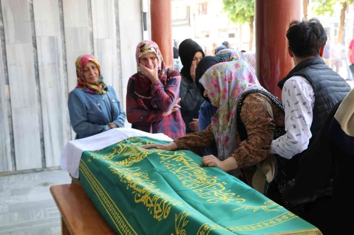 Kocası tarafından darp edilerek öldürülen kadın son yolculuğuna uğurlandı
