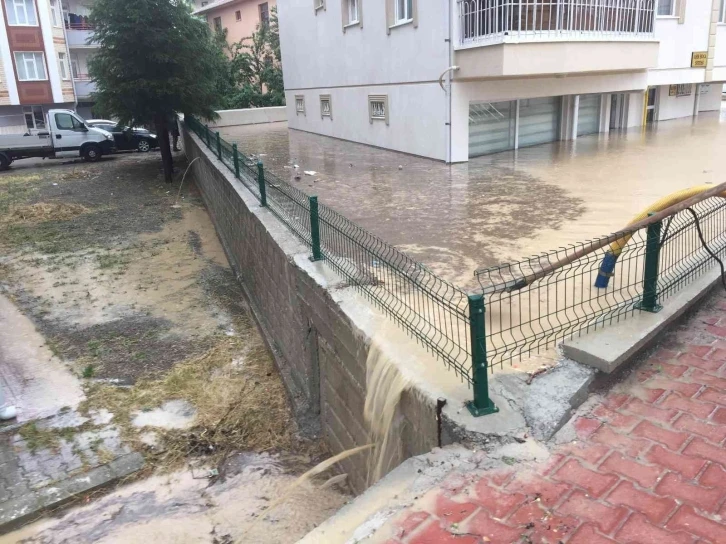 Konya’da sağanak, su baskınlarına neden oldu
