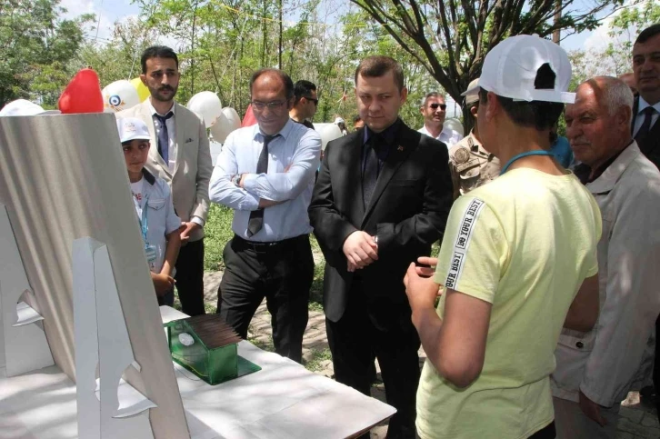 Köy okulunda bilim fuarı sergisi
