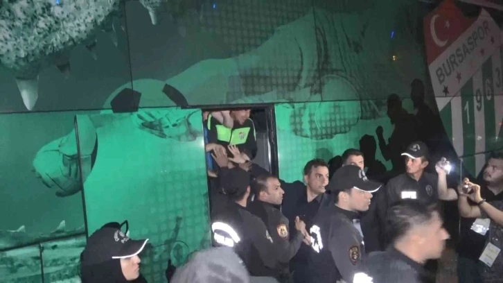 Küme düşen Bursaspor, stadyumdan 3 buçuk saatte çıkamadı
